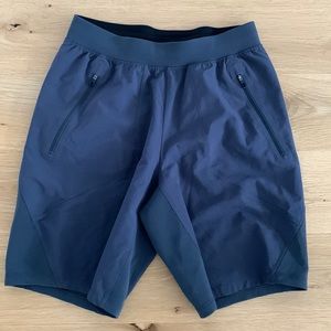 Lululemon men’s short license to train size M in great condition